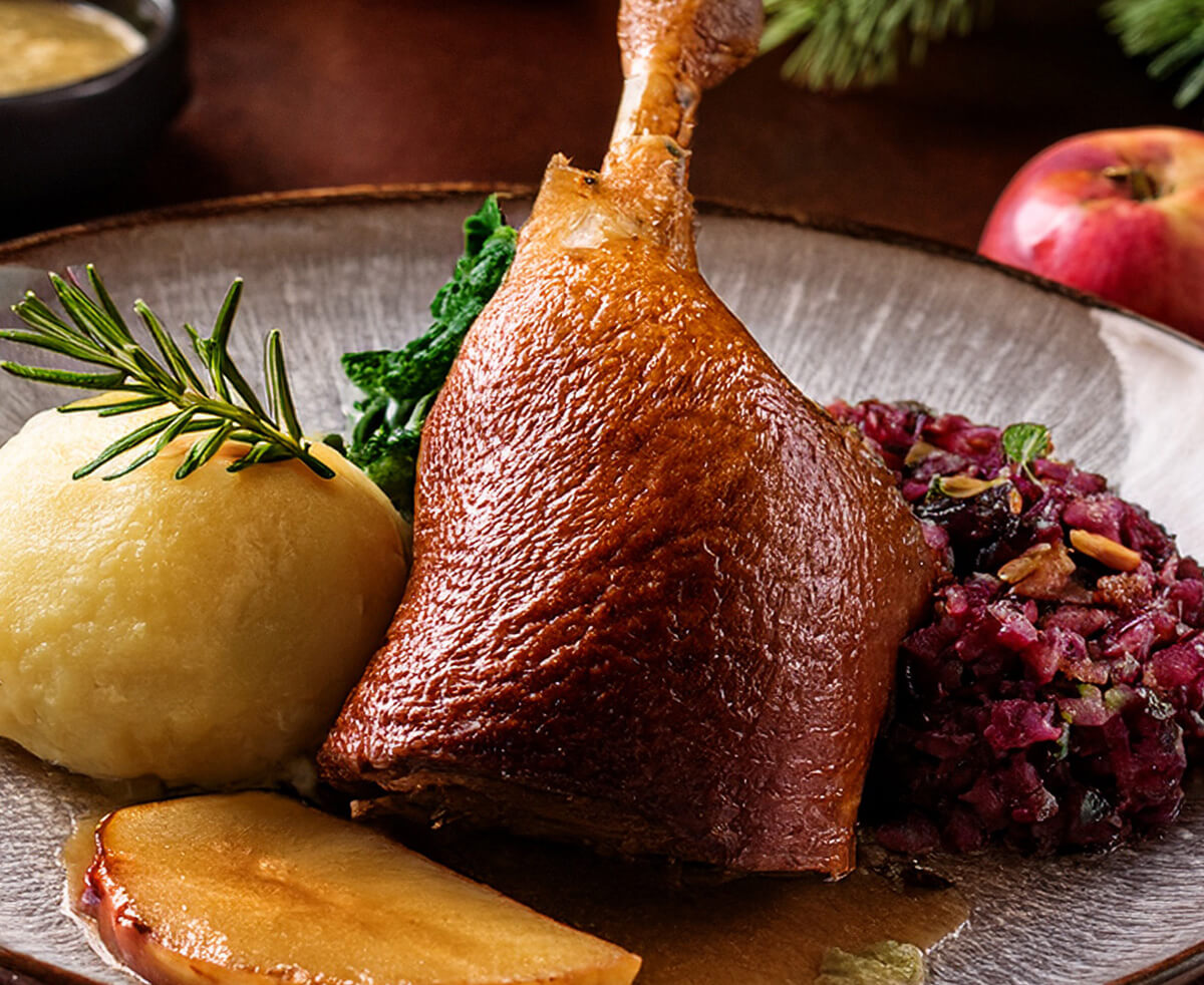 Weihnachtsmenü: Klassische Gans mit Rotkohl, Maronen und Knödeln im Byliny Restaurant