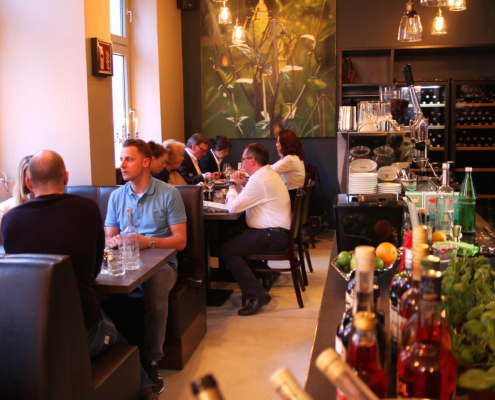 Kommunion & Konfirmation im Restaurant Byliny feiern, stilvolles Ambiente und Gäste auf dem Bild zu sehen im Byliny Restaurant Düsseldorf