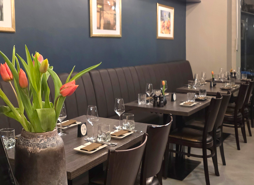 Restaurant Byliny nähe Lorettostrasse Düsseldorf, zentrale Lage und besondere Atmosphäre Restaurant Byliny nähe Lorettostrasse Düsseldorf, auf dem Bild ist eine Sitzgruppe in stilvollem Ambiente zu sehen.